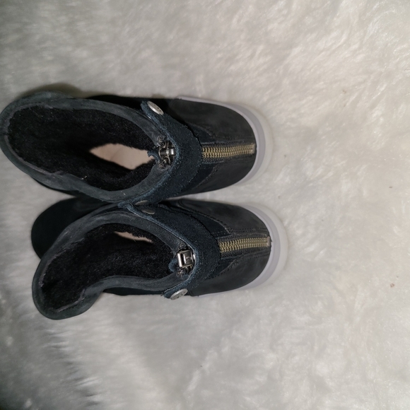 UGG Size 5 Black Leather Sneakers - Picture 4 of 7